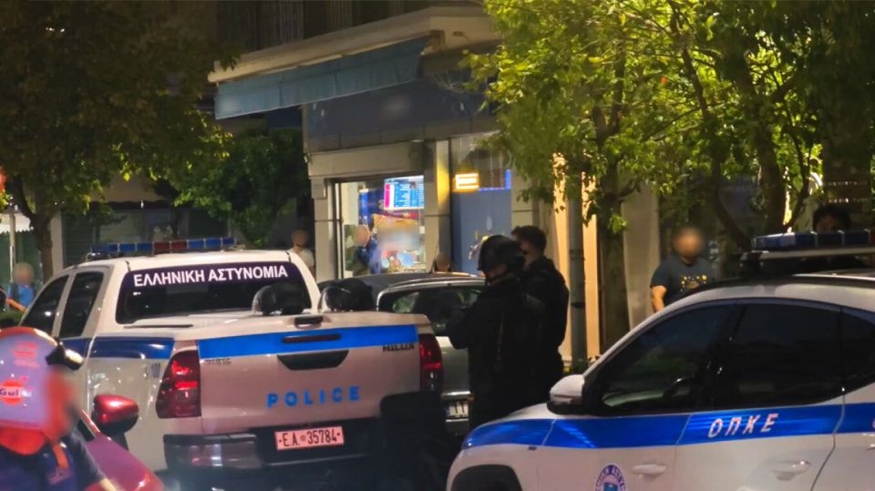 ДРАМА: Полицијата опколи куќа, маж држи жена внатре и тврди дека има оружје
