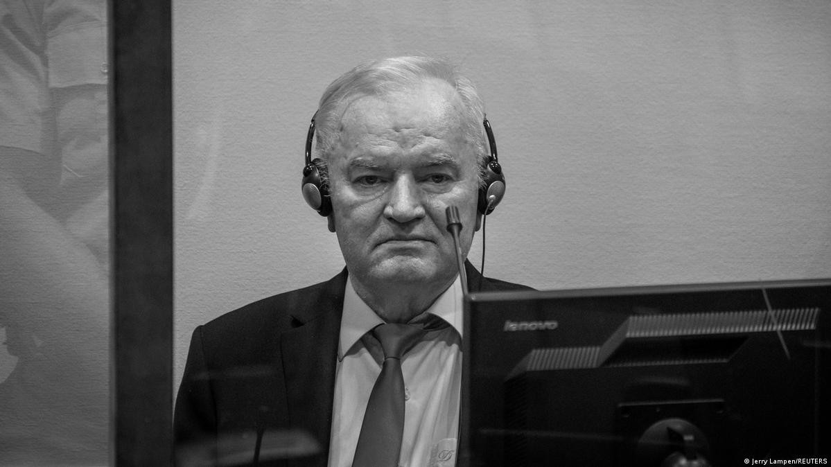 Погребот на Ратко Младиќ денеска во Белград: Од рано утрово граѓани пристигнуваат пред црквата