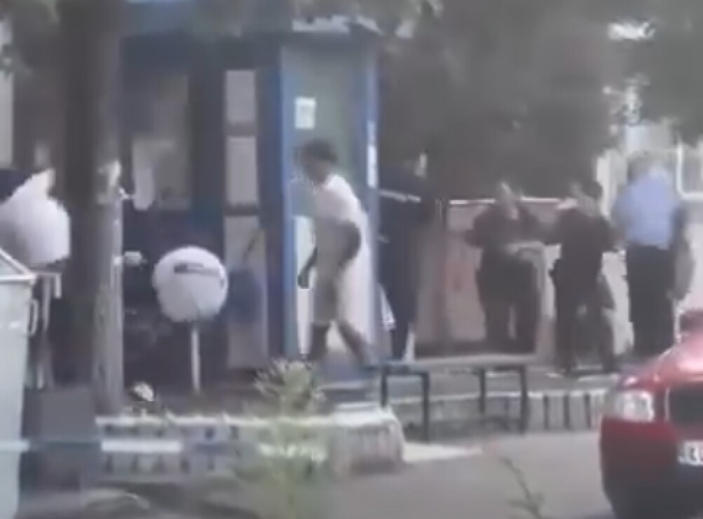ТЕПАЧКА ПРЕД САМИОТ ВЛЕЗ ВО ПОЛИЦИЈА: Шест лица се степале, ќе има одговорност и за полицајците?