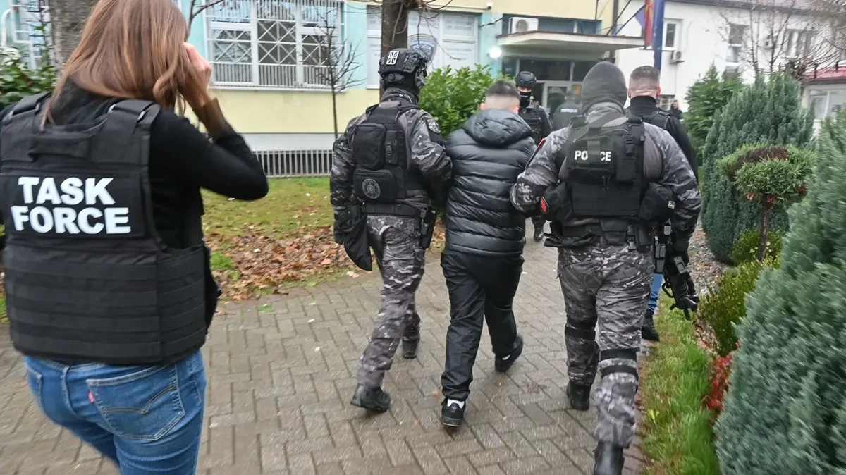 ГОЛЕМА ПОЛИЦИСКА АКЦИЈА НИЗ СКОПЈЕ: Претреси во домови открија опасни предмети - еве колку лица се приведени!