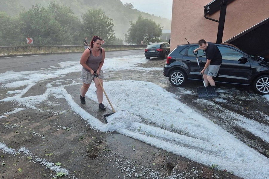 НЕВЕРОЈАТНА ВРЕМЕНСКА ПРОМЕНА ВО ГЕРМАНИЈА: Од пеколни 36 степени до „зима“ за само неколку минути – падна 15 сантиметри град!