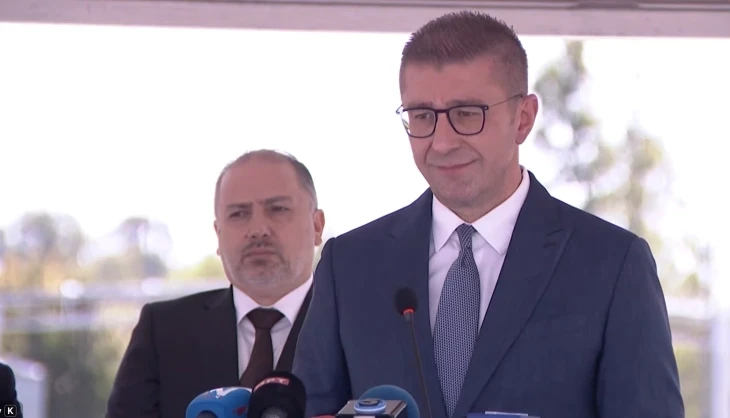 Мицкоски за заканите кон него и семејството: „Да не бев институција, знам како се решаваат тие работи“