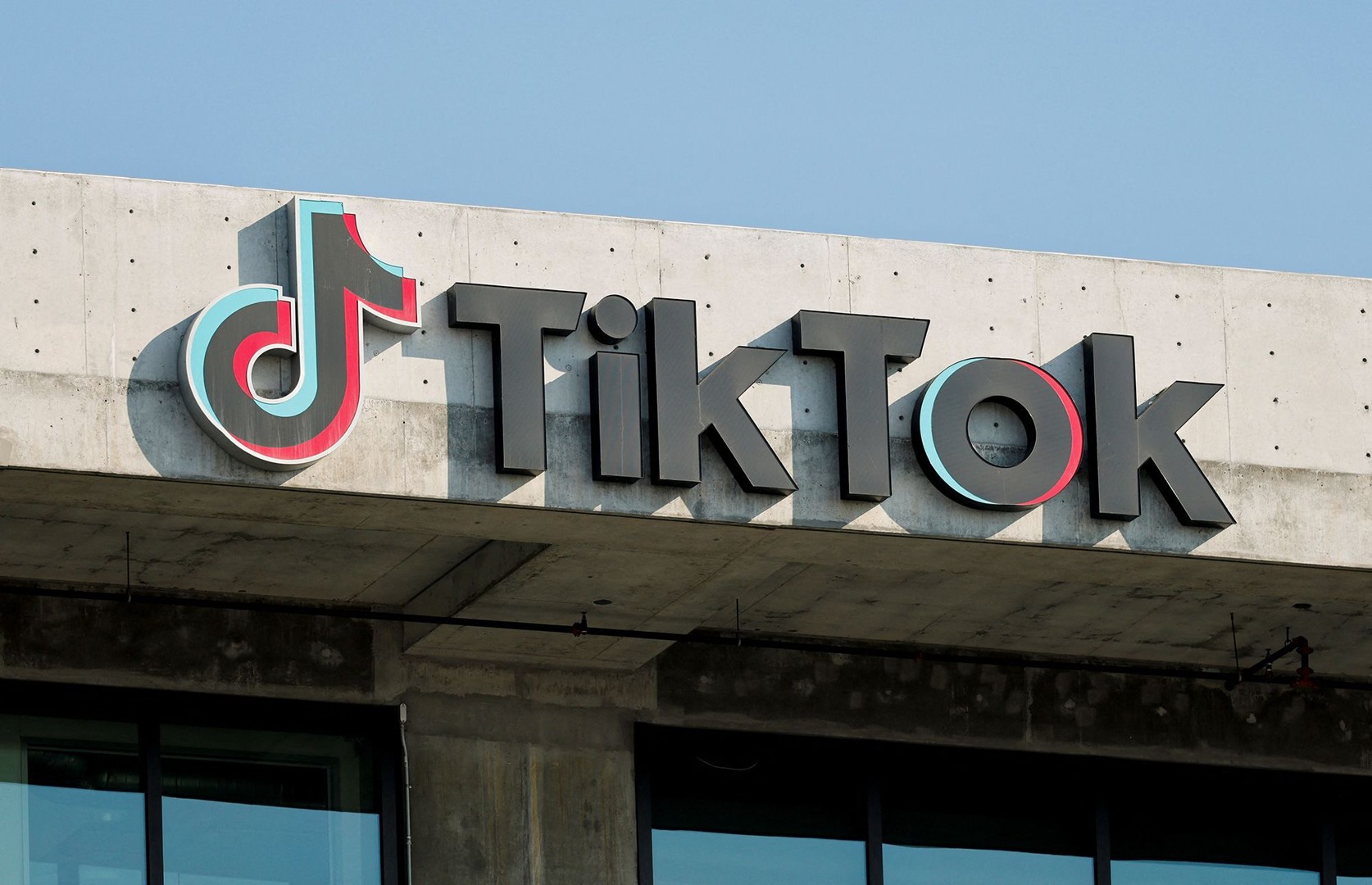 TikTok добива нова верзија во САД – старата апликација ќе згасне до 2026