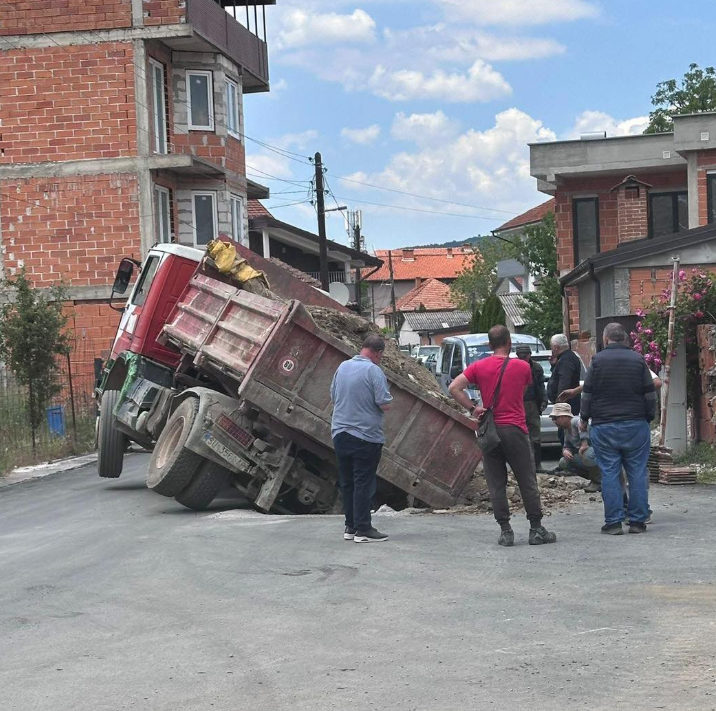 Камион пропадна среде улица во Охрид: Обвиненија за хаос и негрижа!