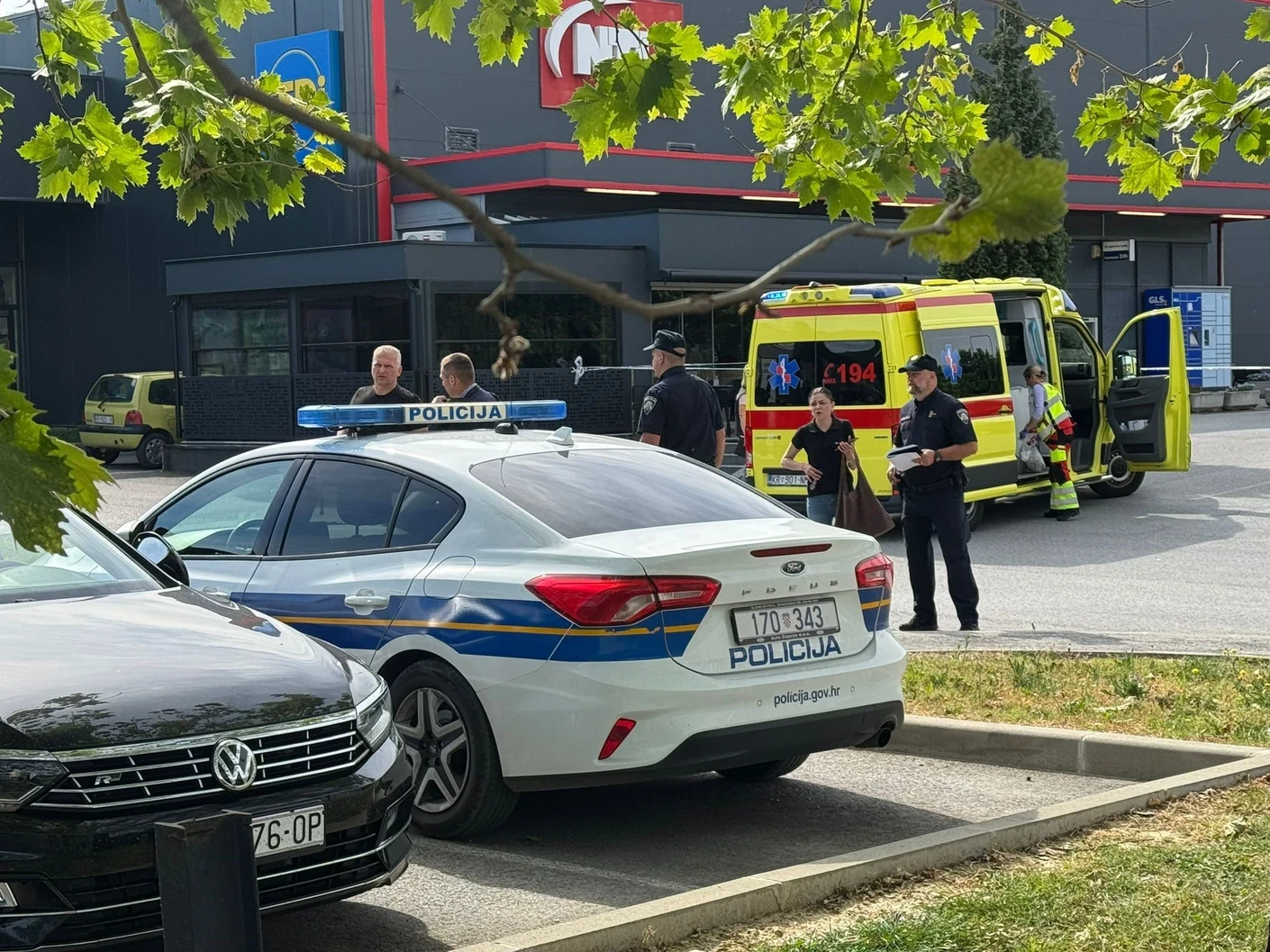 ПОЛИЦИЈАТА НЕ МОЖЕЛА ДА ВЕРУВА ШТО ГЛЕДА - Турист изведувал скандалозен перформанс на балкон