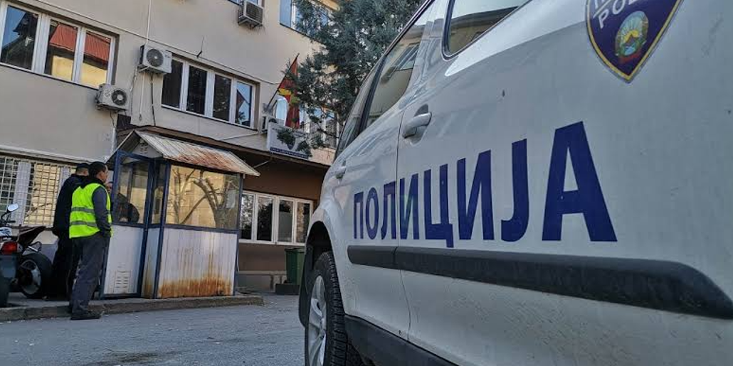 СЕМЕЈНА ДРАМА ВО ВЕЛЕС: Малолетен син ја нападнал мајка си и ѝ се заканувал - Полицијата постапува по пријавата!