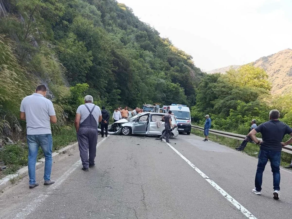 Тешка сообраќајка: Автомобил се забил во заштитна ограда, има повеќе повредени