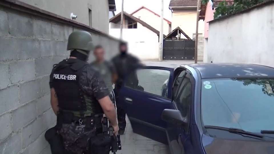ГОЛЕМА ПОЛИЦИСКА АКЦИЈА ВО ТРИ ГРАДА: Уапсени шест лица, меѓу осомничените и цариници