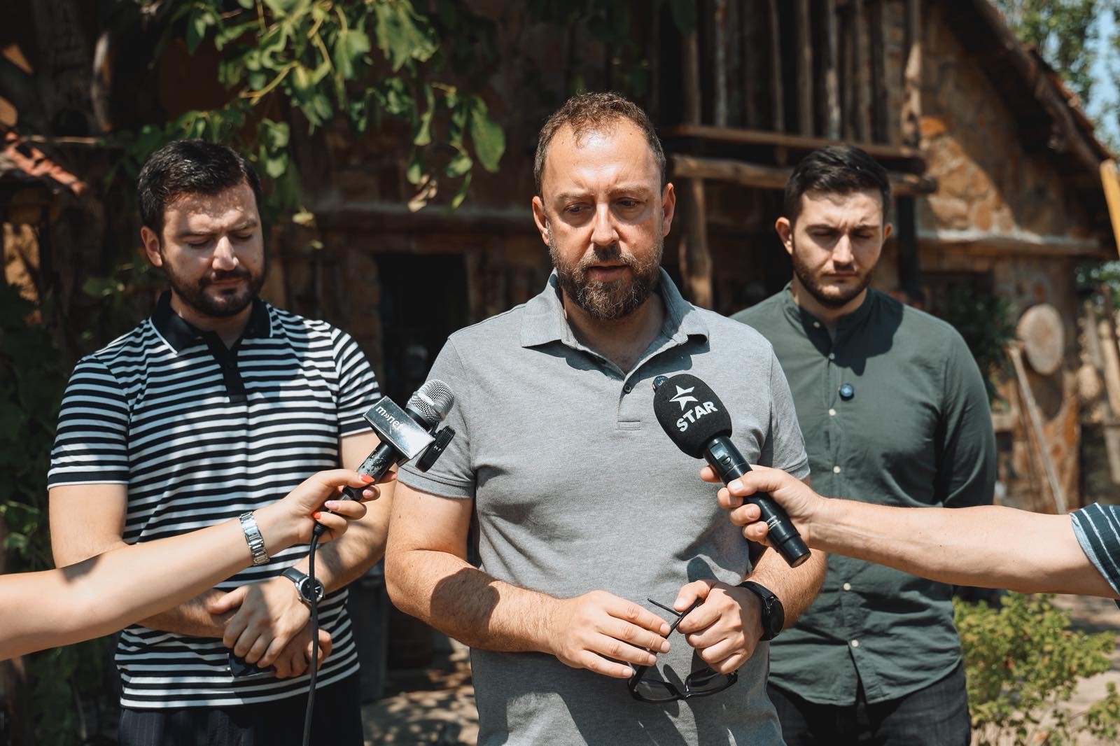 Љутков на филмскиот сет: Зад камерите на 'Човек против јато' во село Три Чешми