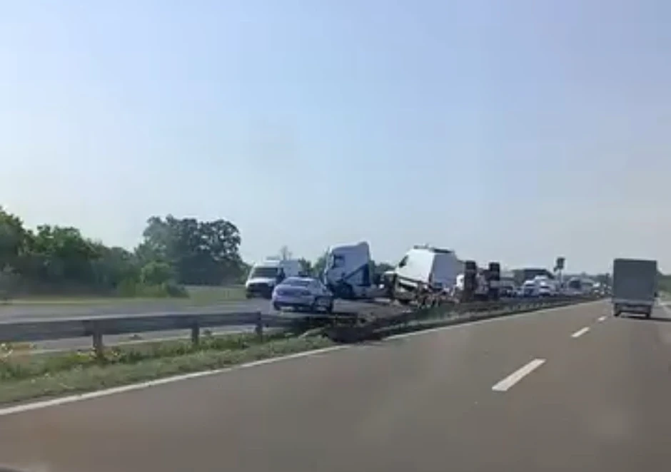 Драма на автопат: Шлепер проби ограда и предизвика голем застој и проблеми во сообраќајот
