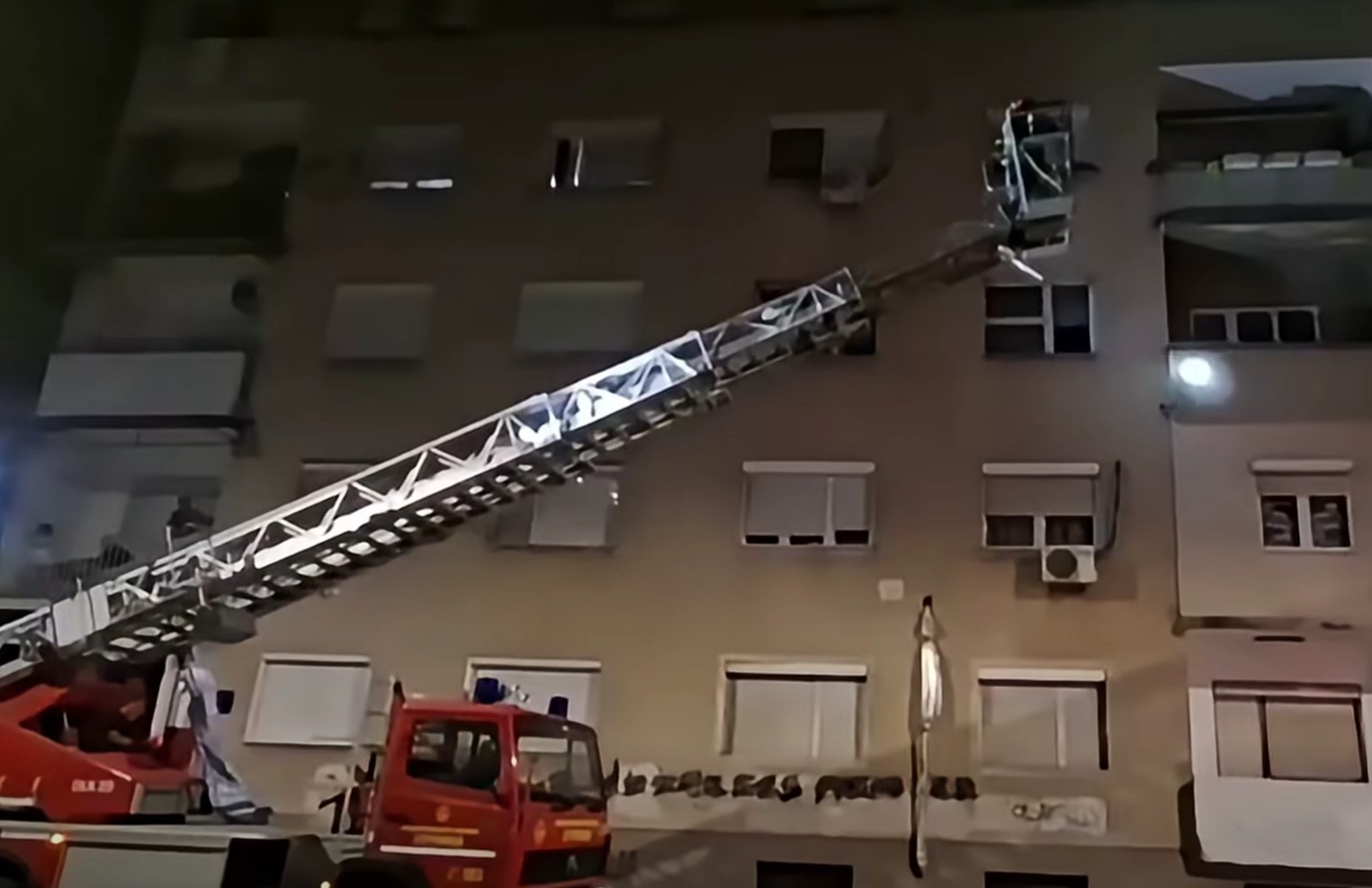 Струмичките пожарникари „спасувале“ малолетно девојче од стан на четврти кат кое неколку часови не се јавувало (ВИДЕО)