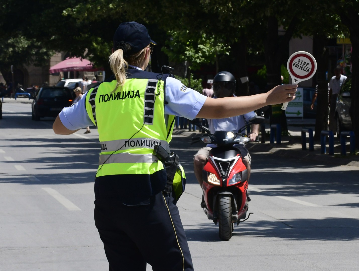 Филмска сцена во Велес: 19-годишник бегал од полицијата со мопед и удрил во два автомобили