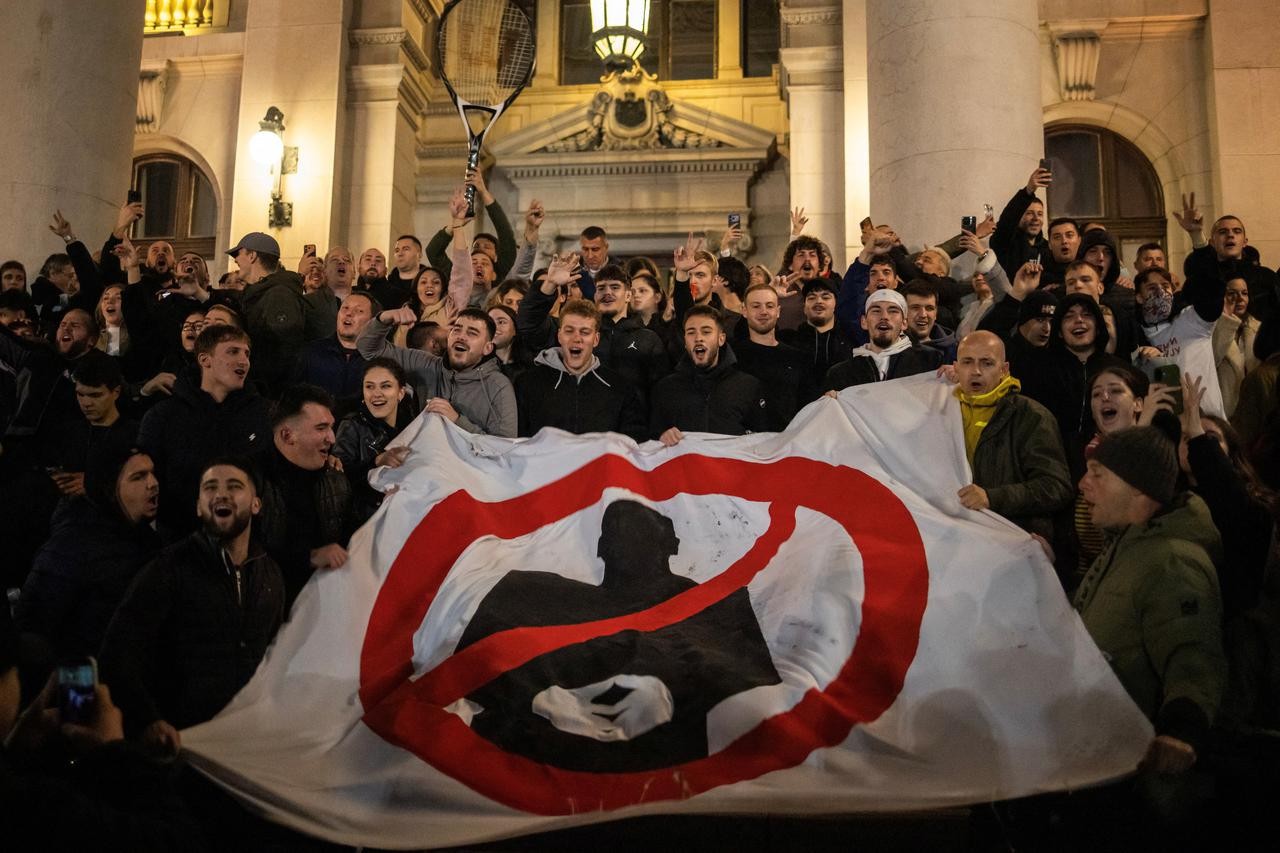 „Парадоксот е во тоа што на Вучиќ му е помал проблем да ја предаде власта отколку ним да ја преземат, бидејќи едноставно немаат луѓе“