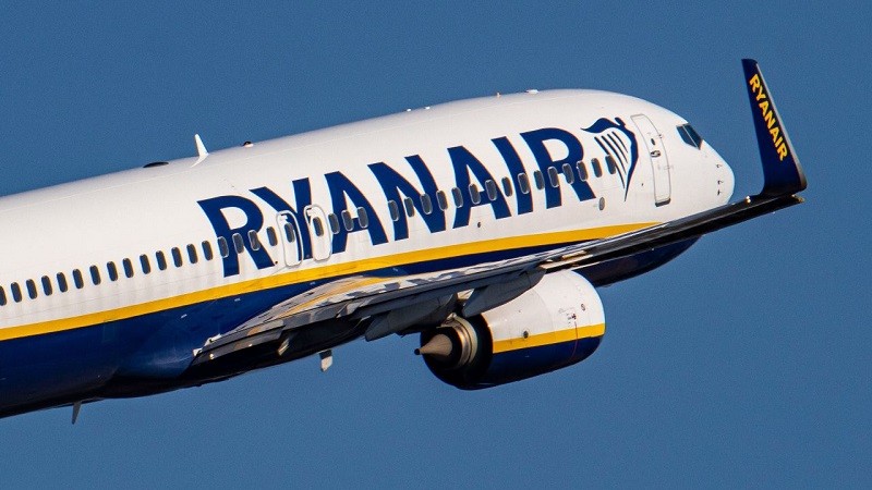 Паника на небо: Патници скокаа од авион на Рајанер по избувнување пожар