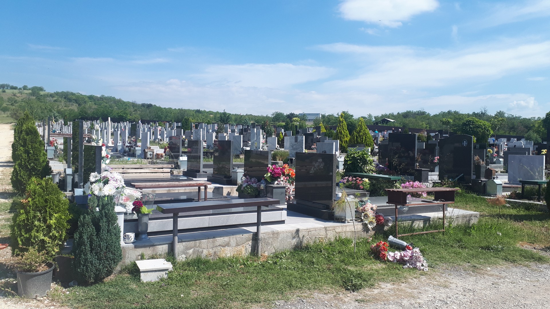 Празничен хаос на гробиштата во Ѓорче Петров – приведен лажен поп кој „пеел“ за покојните на Задушница
