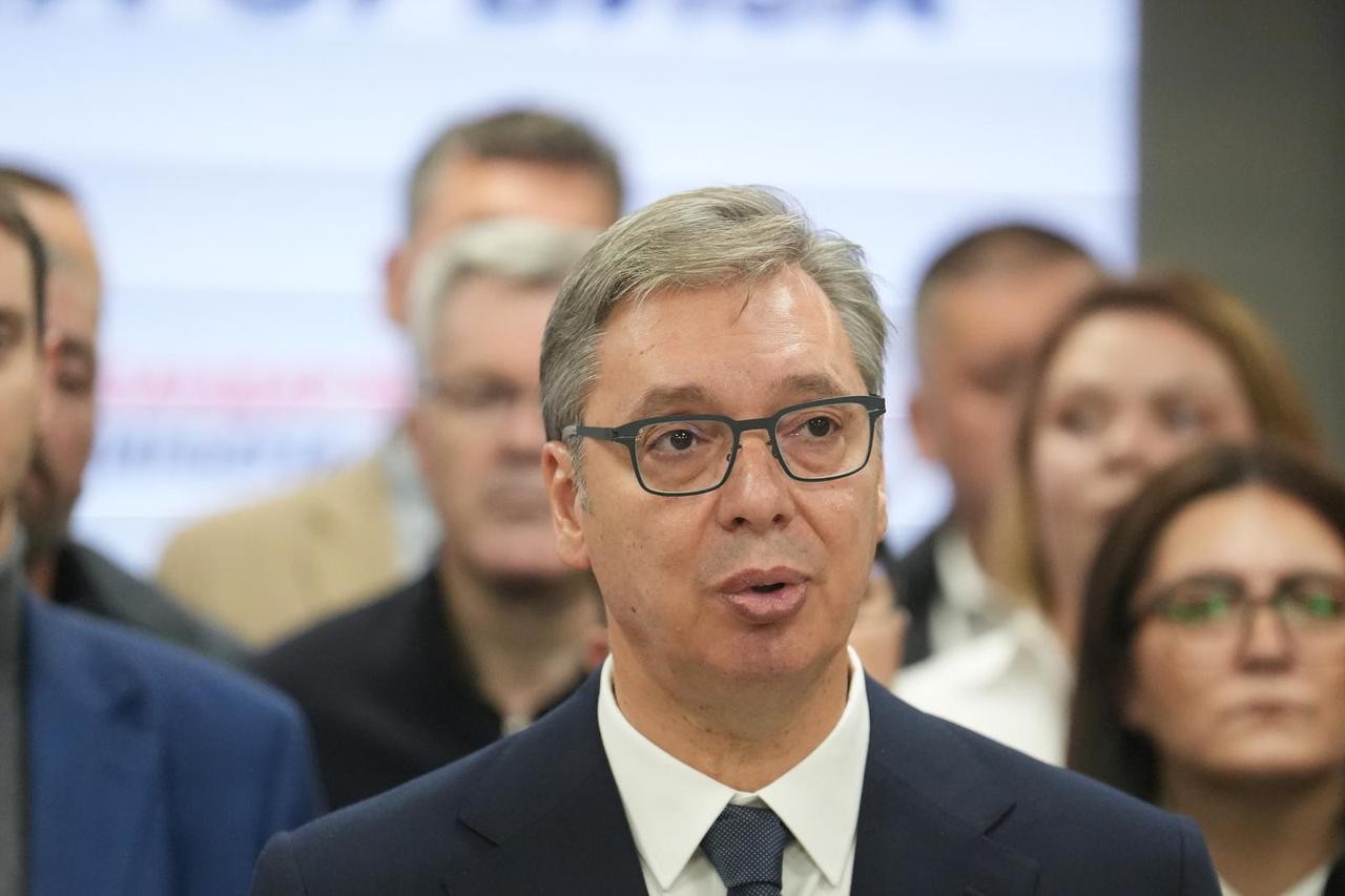 ВУЧИЌЕВИОТ НАЈГЛАСЕН ПОДДРЖУВАЧ ГО ПОНИЖУВАШЕ ЃОКОВИЌ, А СИНОЌА ДОЖИВЕА НЕПРИЈАТНО ИЗНЕНАДУВАЊЕ