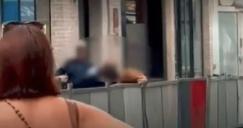 (Видео) Драма во Франција: Со два ножа нападнал полицајци и извикувал „Алах акбар“