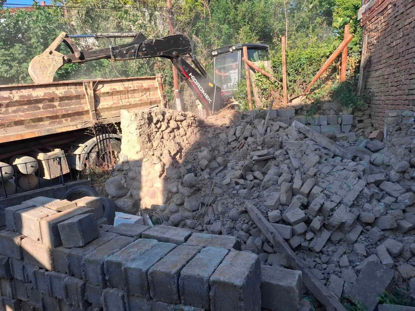 Започна отстранувањето на 20 склоно-падни и опасни објекти во Кавадарци