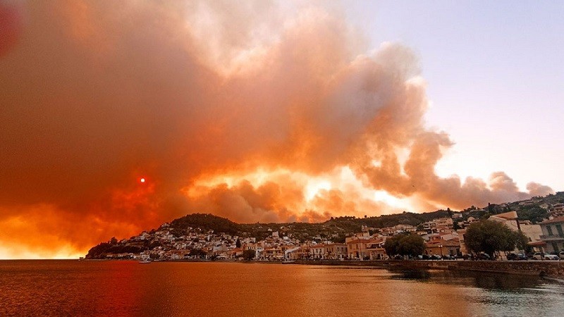 Голема огнена стихија го зафати популарниот грчки остров – туристите добија порака што не смее да се игнорира!