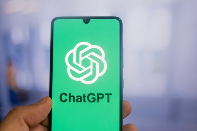 Мајка го тужи OpenAI: Тврди дека ChatGPT ја охрабрил нејзината ќерка да си го одземе животот!