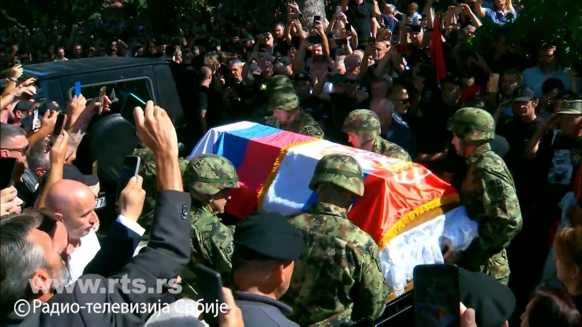 Од министри и црковниот врв до „Ноќните волци“: Кој сè беше на погребот на Ратко Младиќ?
