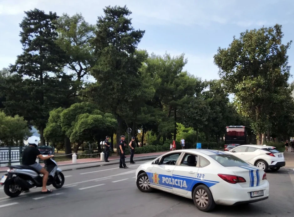 ЦРНА ГОРА УДРИ ПО ЏЕБОТ: Српски државјанин запрен, морал веднаш да плати над 1.000 евра - еве каков прекршок направил!