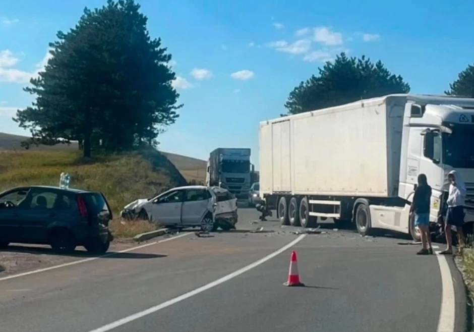 Тешка сообраќајка на овој патен правец - Камион и два автомобили се судрија, километарски колони