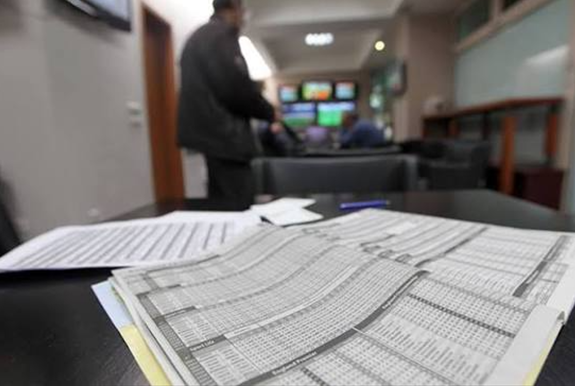 МАСКИРАН МАЖ СО НОЖ УПАДНАЛ ВО ОБЛОЖУВАЛНИЦА: Со закана зел пари и побегнал!