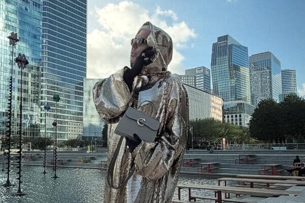 Боки 13 блеска во Париз - изгледа како да е симнат директно од модната писта на иднината (ФОТО)