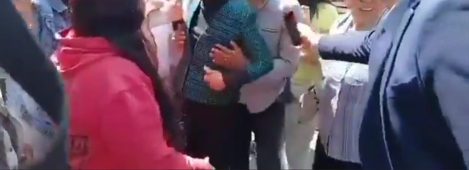(ВИДЕО) Маж несоодветно ја допрe претседателката на среде улица