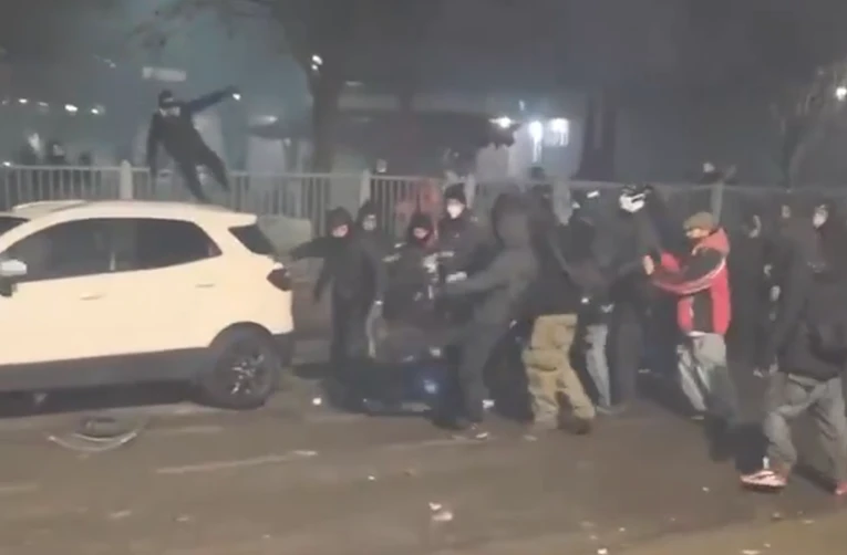 ЖЕСТОКИ СУДИРИ ВО ГРАДОТ: Над 100 повредени полицајци по жестоки судири - ова се деталите!