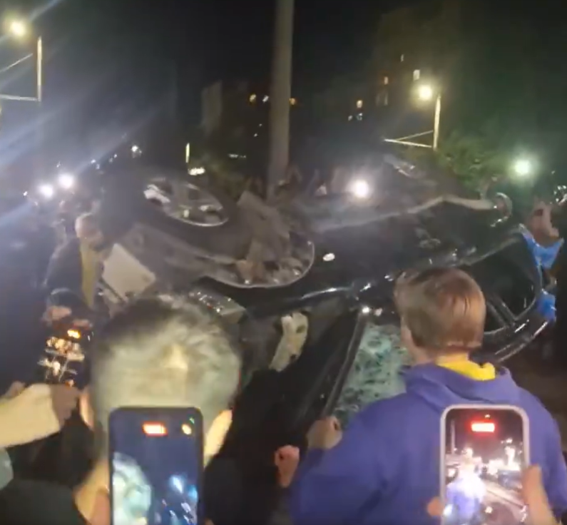 (ВИДЕО) НЕМИР НА УЛИЦТЕ ВО ЛАВОВ: Украински војници „насила регрутирале маж“ во Лавов — толпа ги нападна, им го преврте возилото!