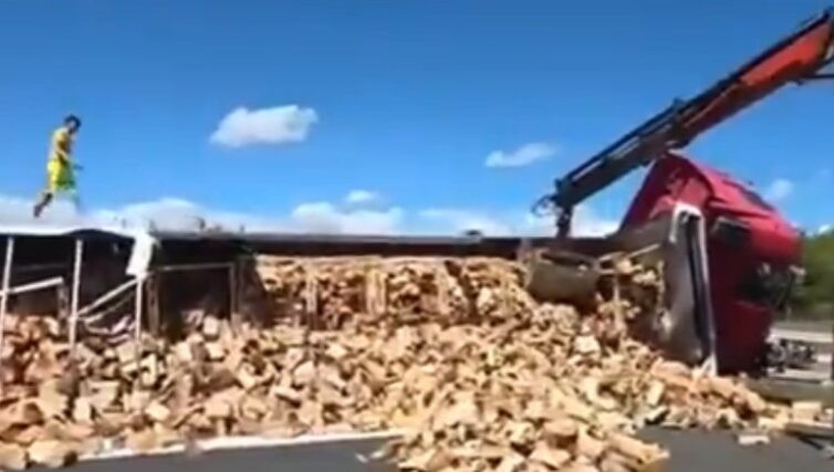 (ВИДЕО) ШЛЕПЕР СЕ ПРЕВРТИ НА А1: Сообраќајот целосно запрен по тешката несреќа!
