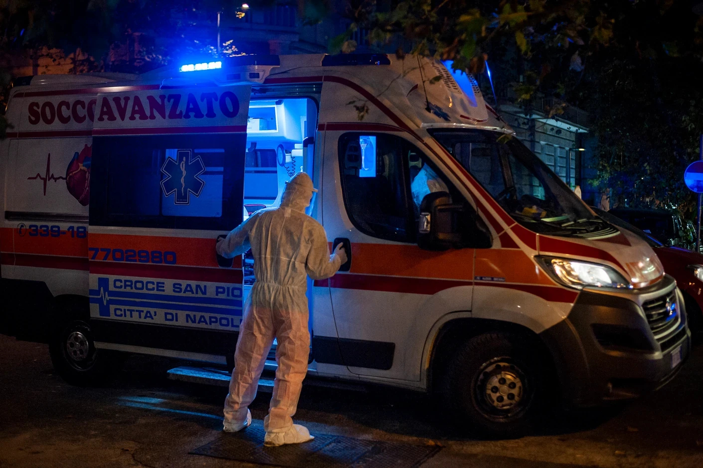 СОМНЕЖ ЗА ЕБОЛА ВО ОВАА ЕВРОПСКА ДРЖАВА: Хуманитарци пристигнале од Уганда - итно префрлени во болница!