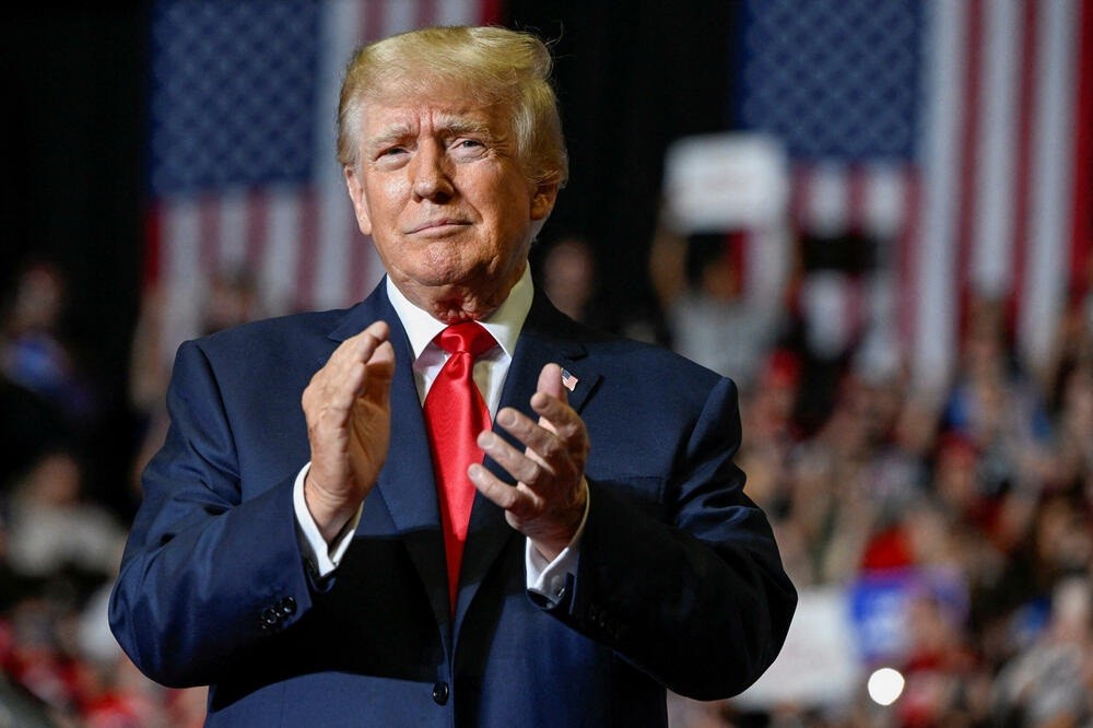 Трамп слави со нов закон: „Никогаш не сум видел толку среќни луѓе“ – но што се крие зад тоа?