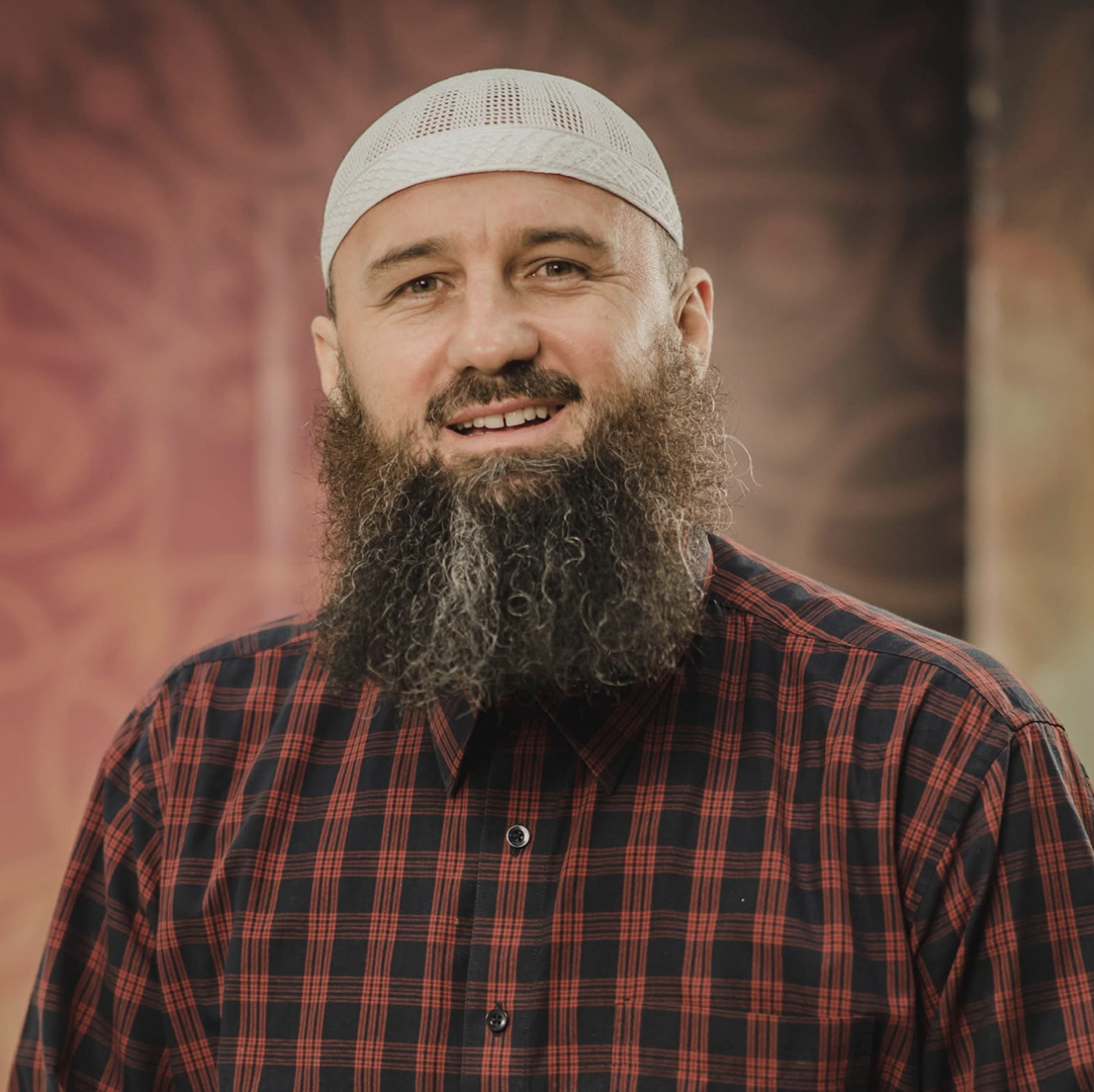Имамот Елведин Пезиќ депортиран од Косово: Внимание привлекувал со контроверзни пораки за жените