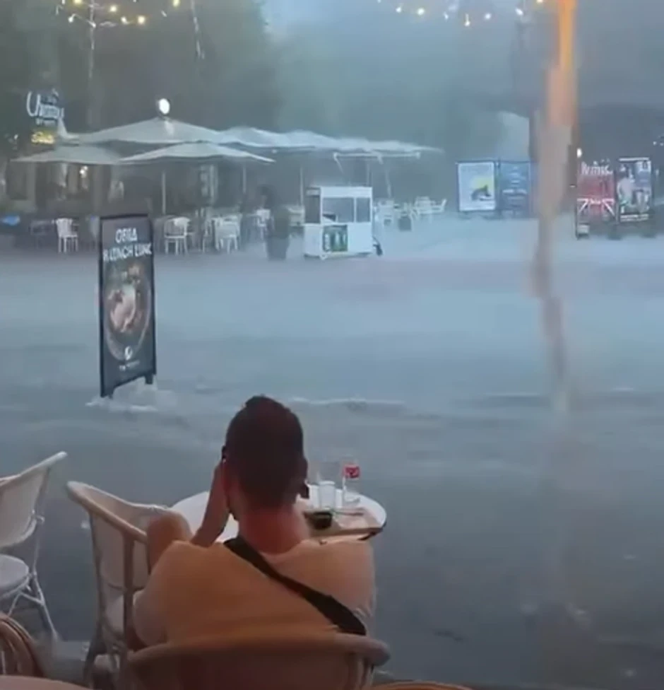 (ВИДЕО) ЛЕТААТ ЛЕЖАЛКИ, МАСИ И СТОЛОВИ: Силно невреме го погоди популарното летувалиште во нашето соседство!
