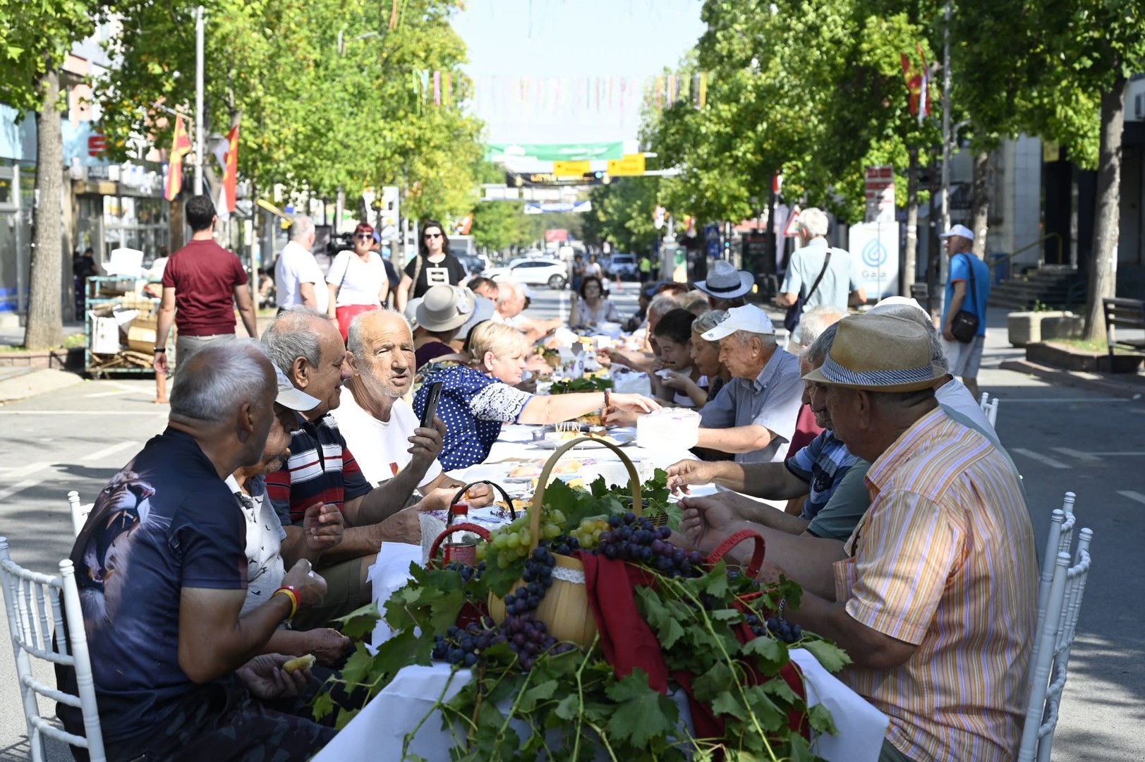 Кавадарци во знакот на грозјето и виното: Со традиционалната гроздоберска трпеза започна „Тиквешки гроздобер 2026“