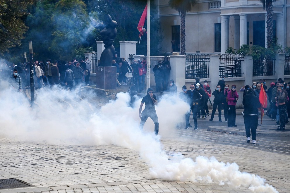 Хаос во Албанија: Горат министерства и банки, воени возила забележани на улиците на Тирана (ВИДЕО)