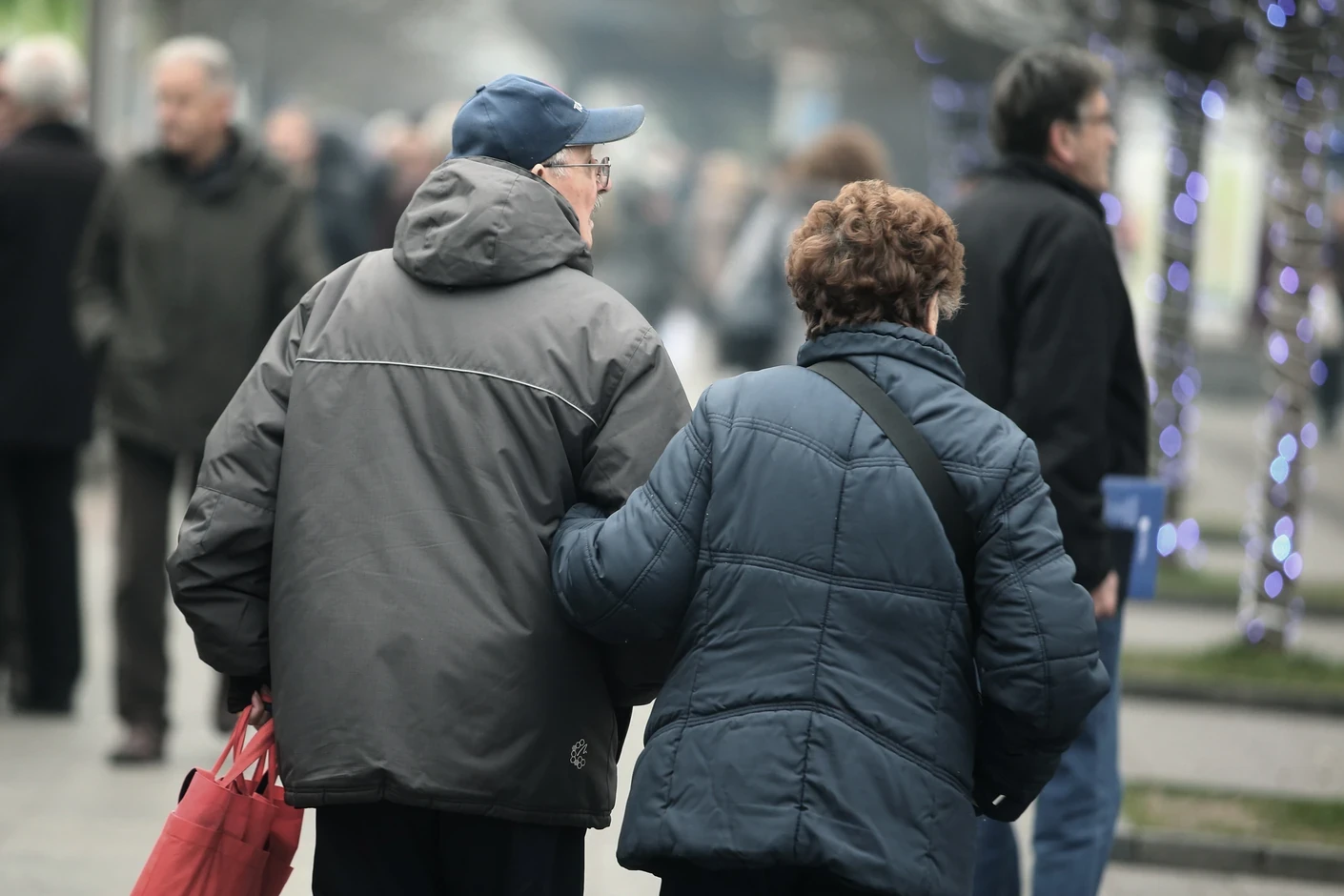СТИГНУВА НОВА ПОМОШ ЗА ПЕНЗИОНЕРИТЕ: Еве колку за оние со најниски примања!