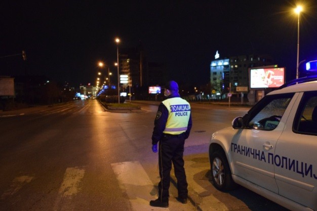 Шок во Центар – малолетници вооружени со нож ограбија локал, па завршија во полиција
