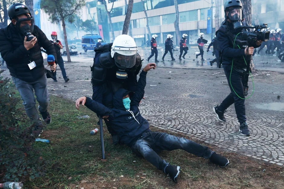 ГУМЕНИ КУРШУМИ ПРОТИВ ДЕМОНСТРАНТИТЕ ВО ТИРАНА! Целосен хаос на протестите против Еди Рама, еве колку полицајци се повредени!