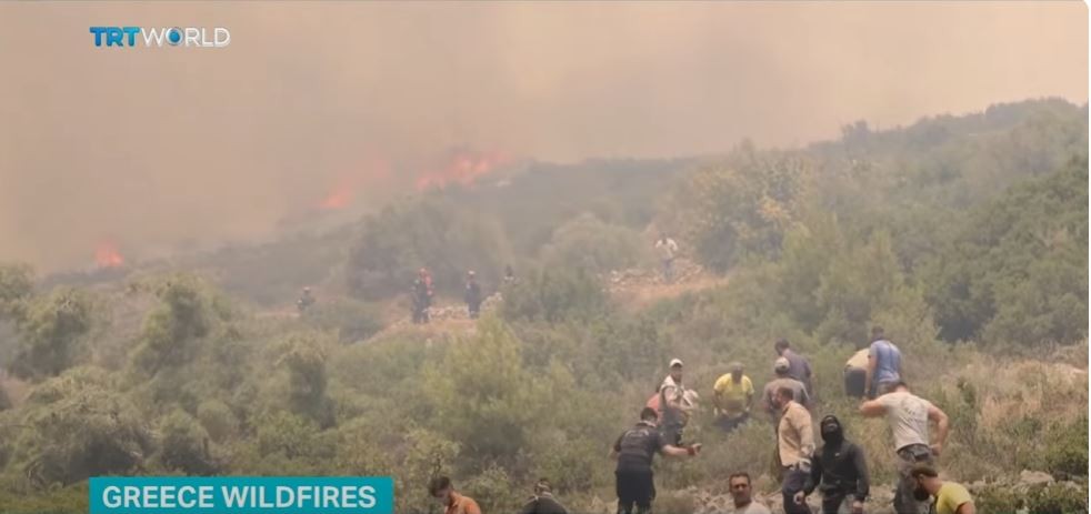 ВИДЕО: Огнена стихија беснее на грчкиот остров Евија – итна евакуација на населението