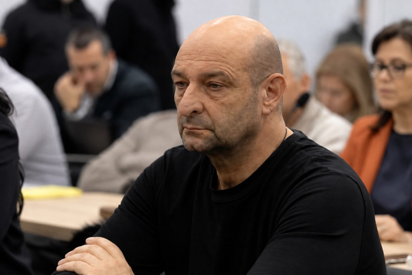 МАЈКАТА НА МАТЕЈ СО ЈАСНА ПОРAКА ПРЕД ДЕНЕШНОТО РОЧИШТЕ: „Ако го одбијат притворот за Деко, излегуваме на протести!“