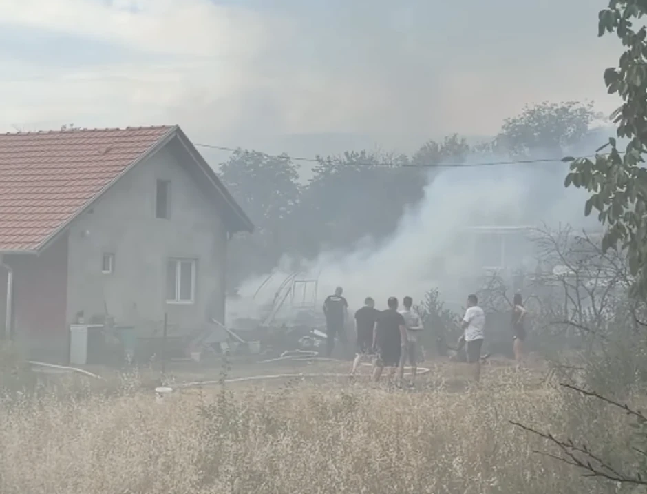 Голем пожар: Огнот се прошири до куќите поради силниот ветер