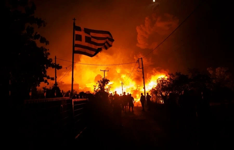 (ВИДЕО) ОГНЕНА СТИХИЈА ВО БЛИЗИНА НА СОЛУН: Пожар го зафати еколошкиот парк, во акција авиони, хеликоптери и десетици пожарникари!