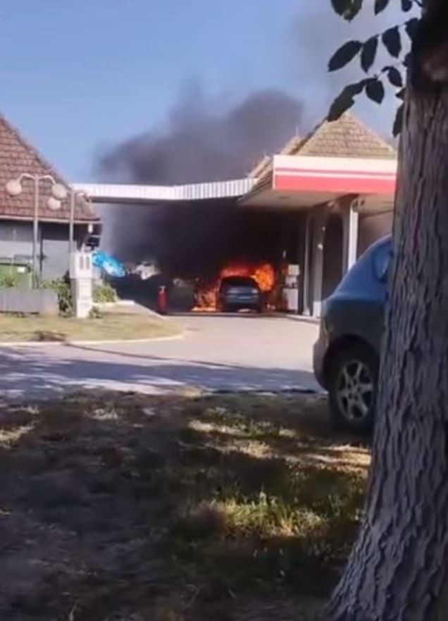 (ВИДЕО) ПАНИКА НА БЕНЗИНСКА ПУМПА: Автомобил пламна пред очите на сите, мајка и дете спасени во последен момент