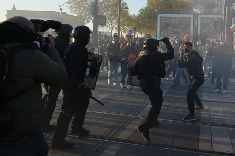 (ФОТО) ХАОС ШИРУМ ФРАНЦИЈА! Специјалните полициски сили распоредени на улиците, демонстрантите не може никој да ги смири - еве што е следно!