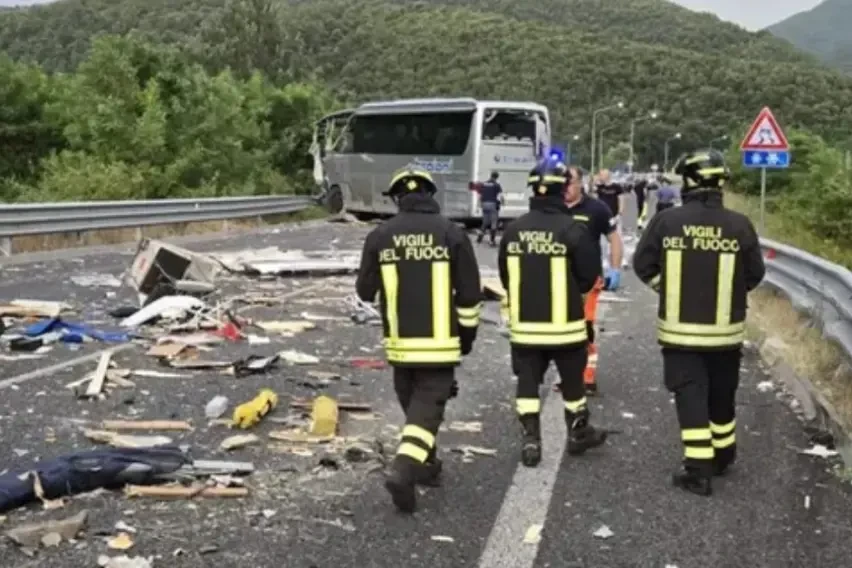 (ВИДЕО) СТРАШНА СООБРАЌАЈКА ВО ТУРЦИЈА: Автобус се заби во камион, најмалку 11 загинати - ова е бројот на повредени!