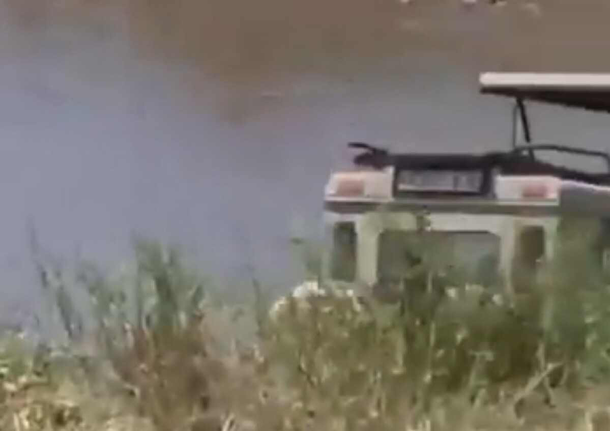 (Видео) Сафари се претвори во хорор: Џип со туристи излета во река со крокодили